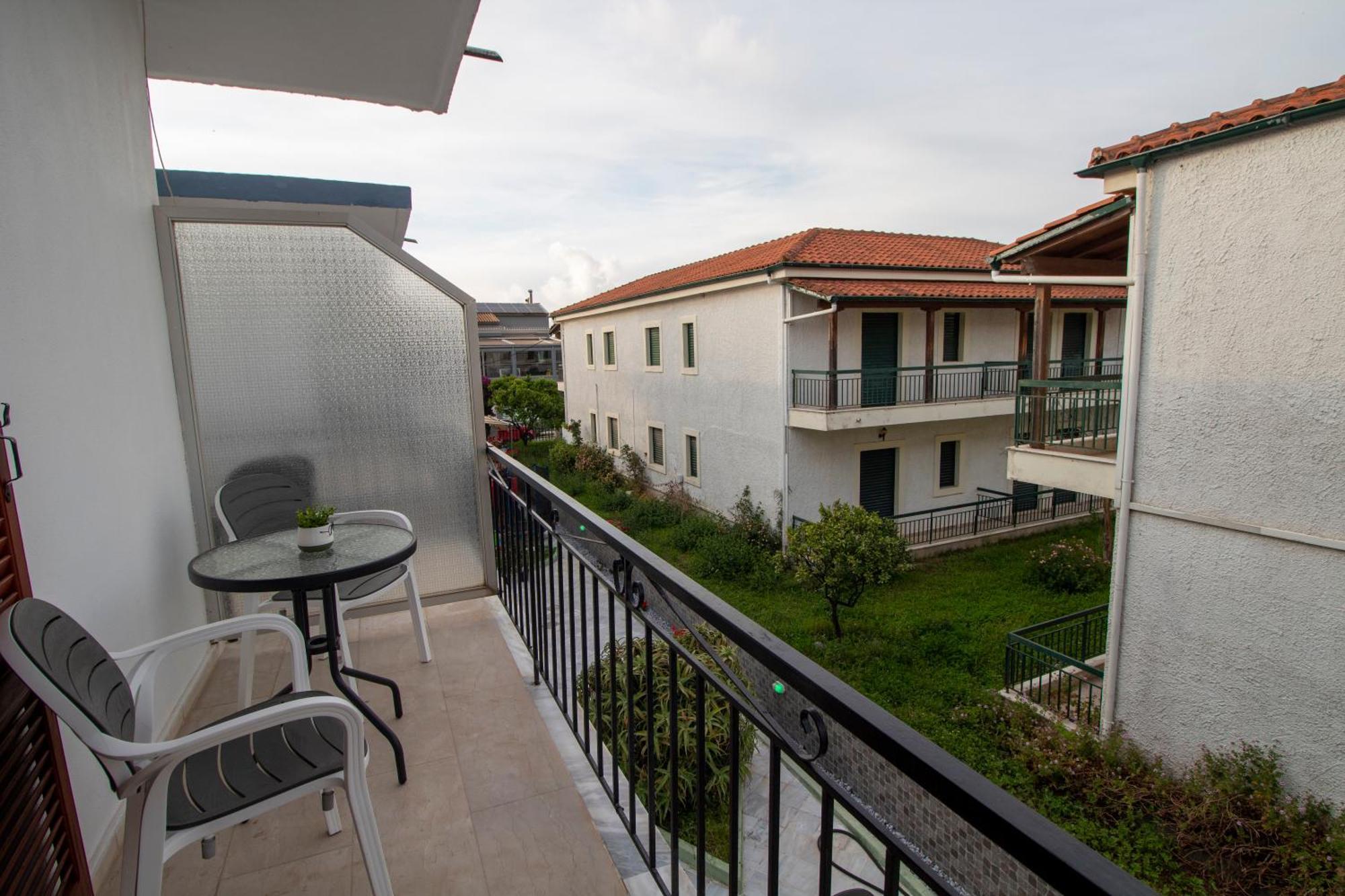Harry'S Bar & Apartments 1 Acharavi  Exterior photo