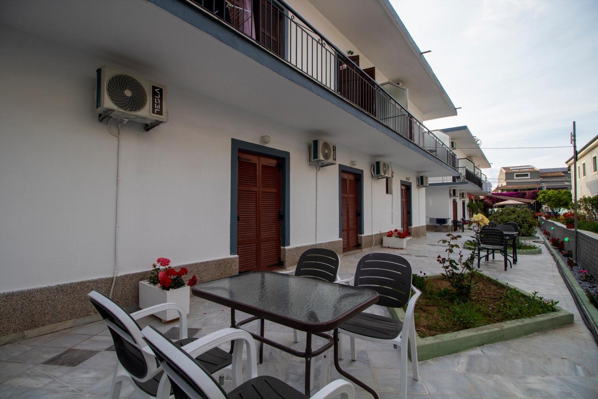 Harry'S Bar & Apartments 1 Acharavi  Exterior photo