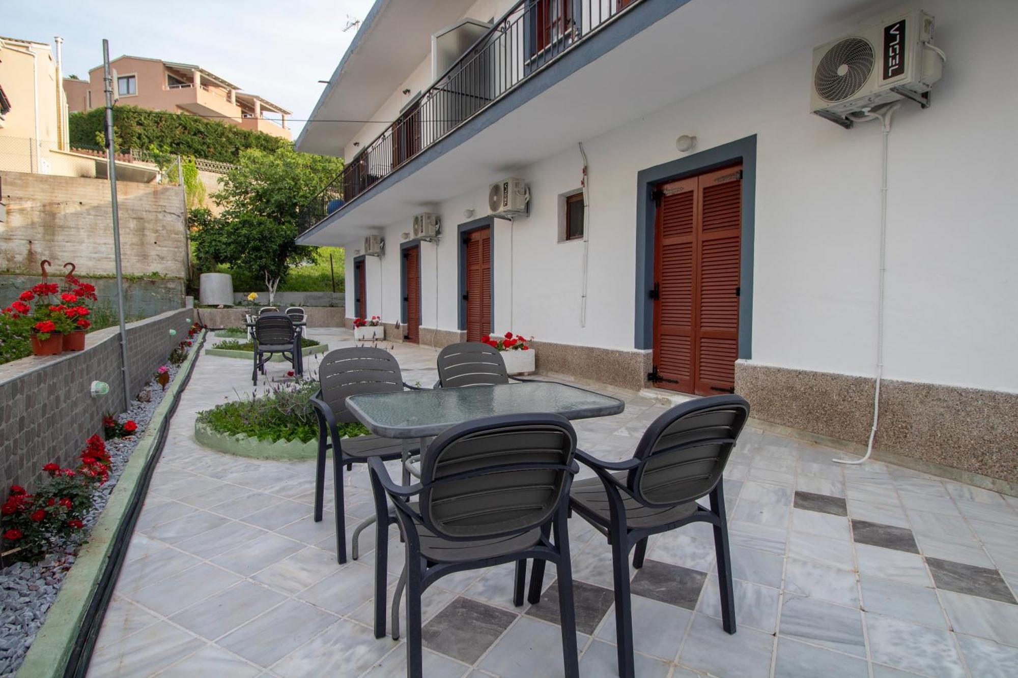Harry'S Bar & Apartments 1 Acharavi  Exterior photo